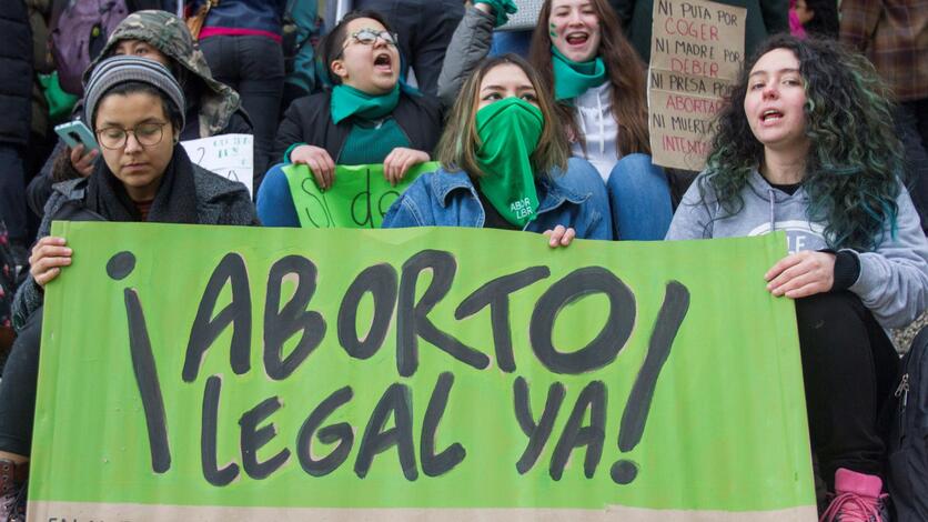 Feministas dicen ‘no’ a la propuesta de AMLO sobre consulta para legalizar el aborto