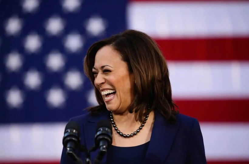 Kamala Harris, vicepresidenta (o cómo romper el techo de cristal sin quitarse los Converse)