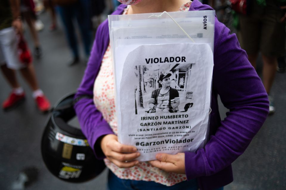 La gran indefensión que viven las mujeres latinas, pese a las leyes contra la violencia de género