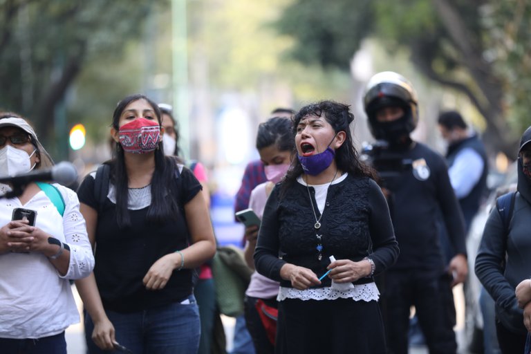 Mujeres cantan una versión adaptada de “Llorona” en contra de los feminicidios en México