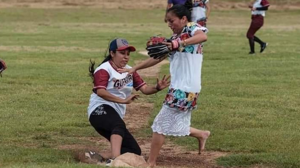 Las Diablillas de Hondzonot, el equipo femenil indígena de sóftbol que juega descalza y con huipil