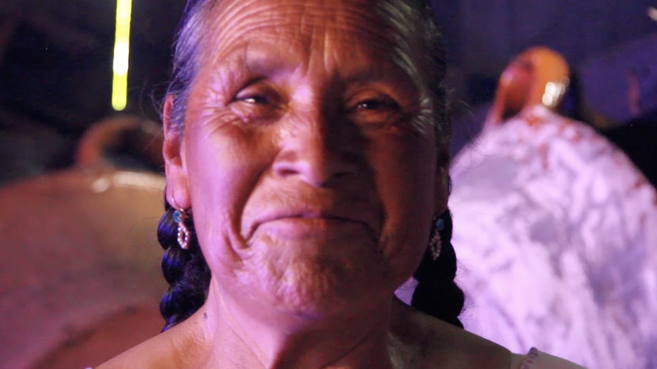 Los hijos del maíz: cortometraje sobre las mujeres que conservan la tradición de nixtamalizar el maíz