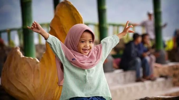 Mujeres y niñas se ‘despiden’ del hiyab obligatorio en escuelas de Indonesia