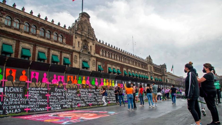 Edificios y monumentos de Ciudad de México, rodeados por vallas antes de manifestación del 8 de marzo