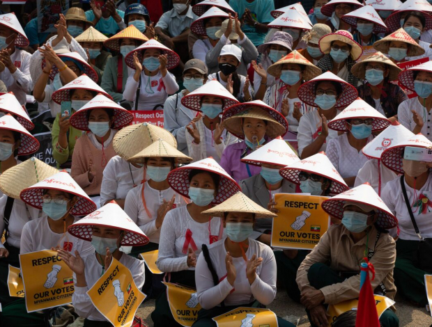 Las trabajadoras textiles lideran la resistencia en Myanmar (y piden a las marcas de moda que luchen por su causa)
