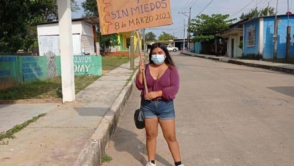 Astrid marchó sola en Oteapan por el 8M; ha sido víctima de acoso