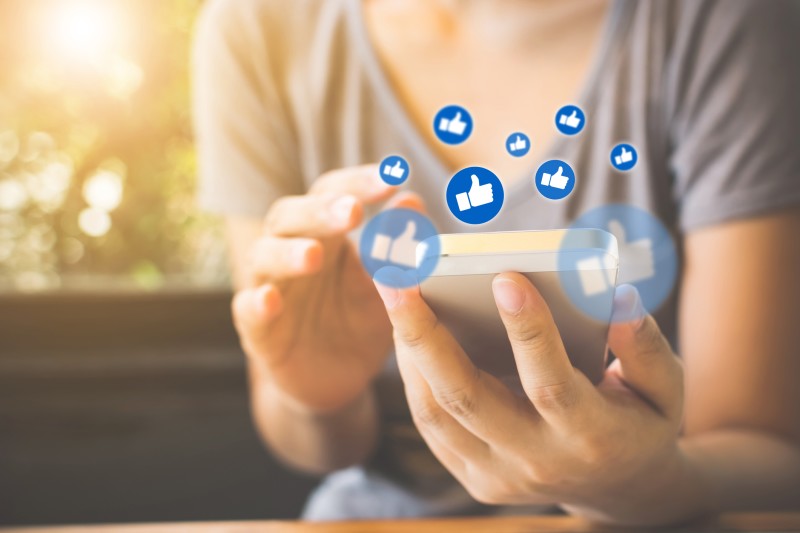 Con ventas en redes sociales, mujeres palían el revés económico