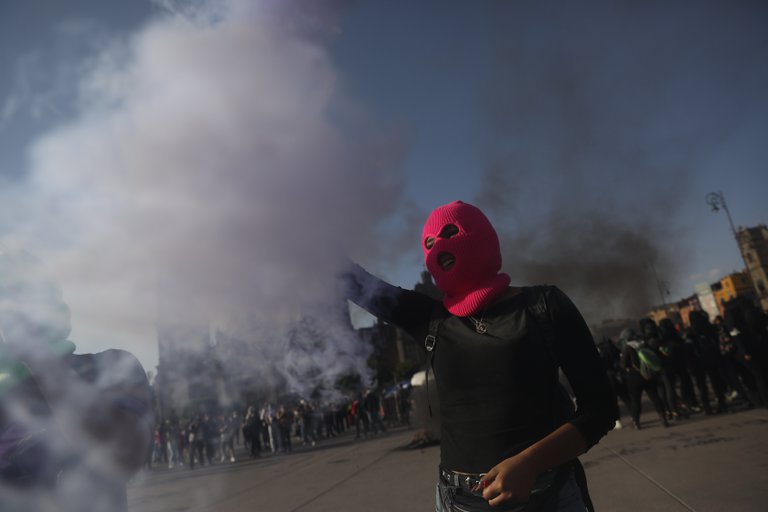 Indignación por feminicidio de Victoria: mujeres protestaron por el asesinato de la salvadoreña