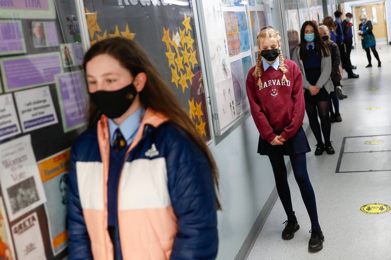 Mujeres en Reino Unido denunciaron “cultura de la violación” dentro de las escuelas