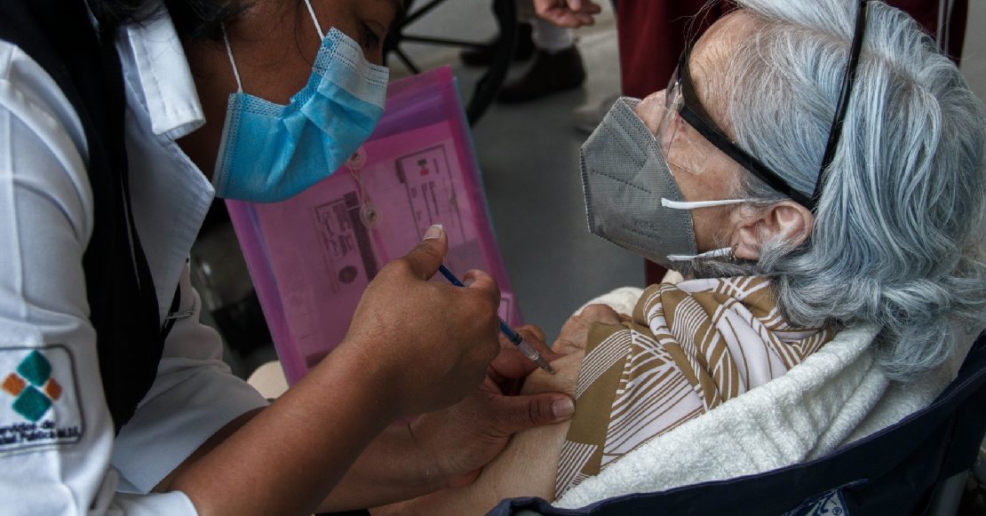 Adulta mayor entrega nota de auxilio al ser vacunada en CDMX; sufría maltrato en casa