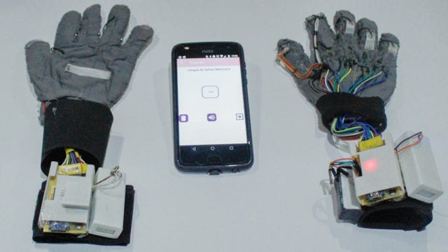 Dos ingenieras del IPN crearon guantes para descifrar la Lengua de Señas Mexicana