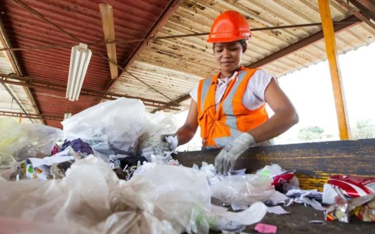Por pandemia, bajan mujeres en mercado laboral y sus sueldos