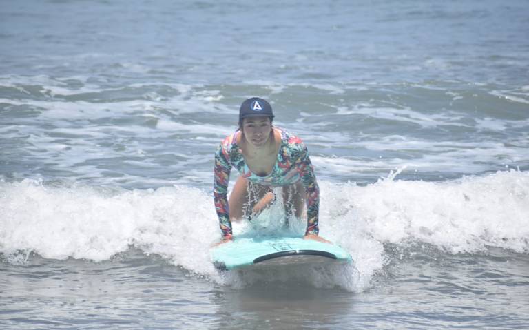 La maestra de surf de las mujeres mazatlecas