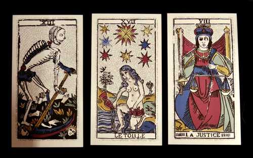 Artista aborda los papeles de género y la igualdad con un tarot feminista