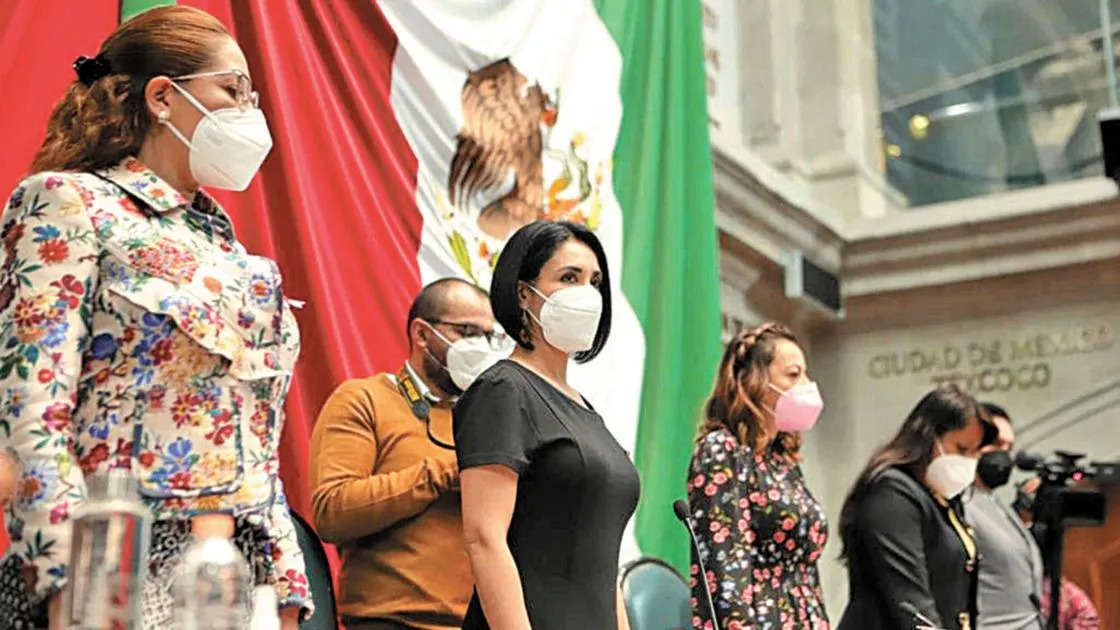 Persiste brecha de género en puestos clave de Congresos