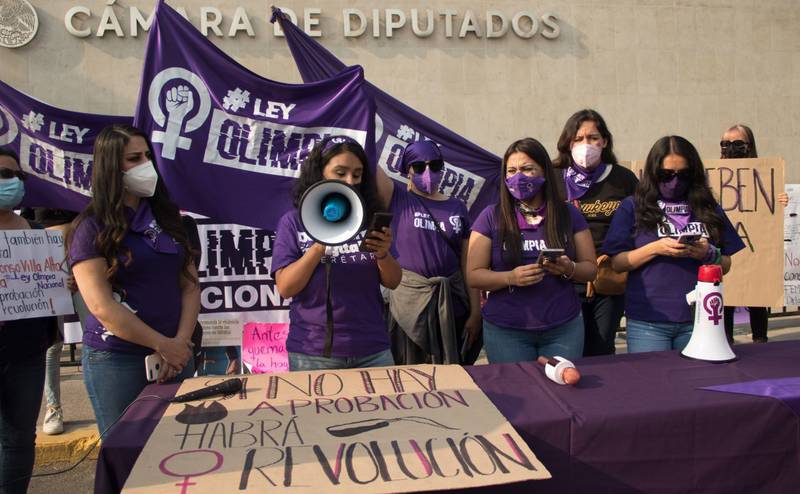 Compartir ‘nudes’ y contenido sexual de las mujeres: esto y más prohíbe la Ley Olimpia