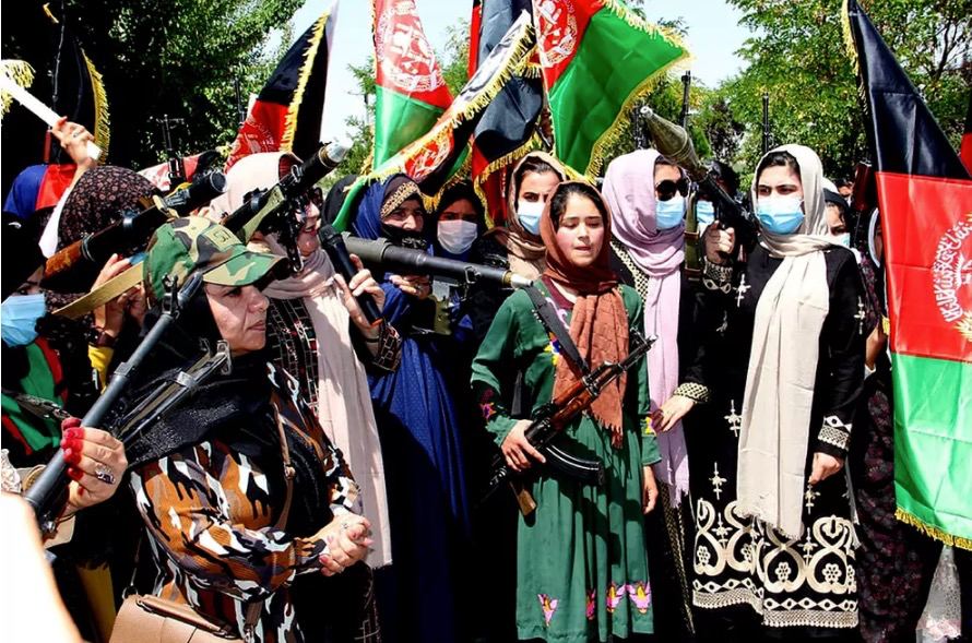 Mujeres afganas armadas contra los talibán