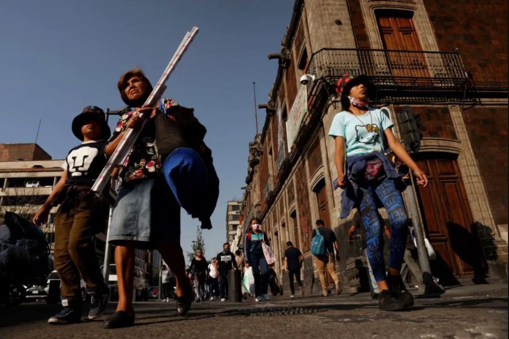 Mujeres ganaron 52% menos que hombres el año pasado