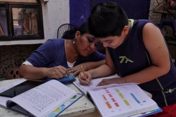 Trabajo en casa y empresas alejan a 21.6 millones de mujeres del mercado laboral