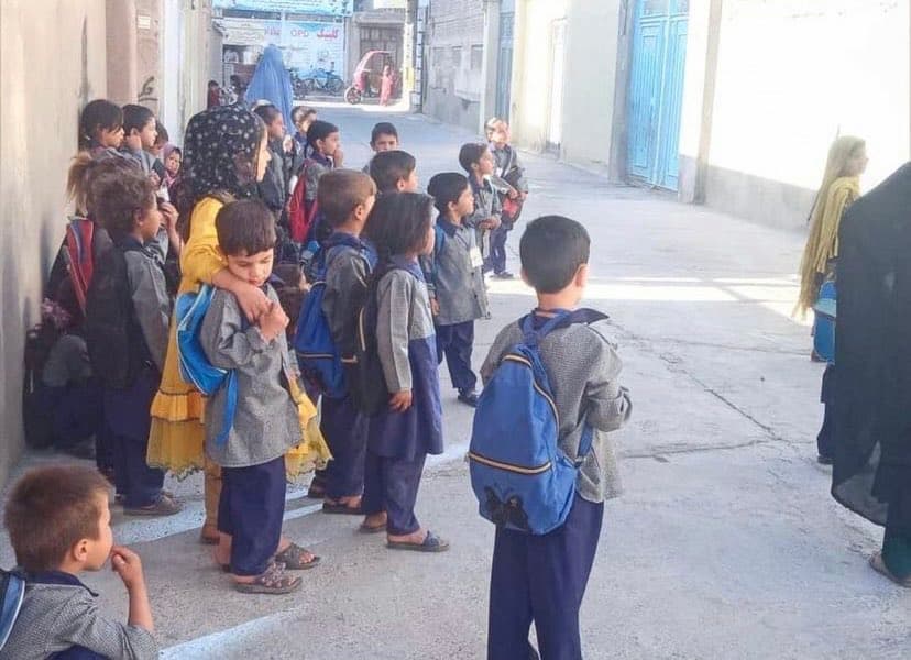 Maestros se despiden de las estudiantes por temor a que los talibanes prohíban la educación de las niñas