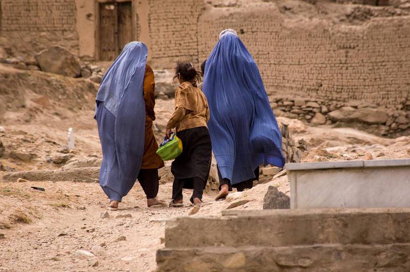 Mujeres afganas temen ser despojadas de sus derechos tras retorno de talibanes