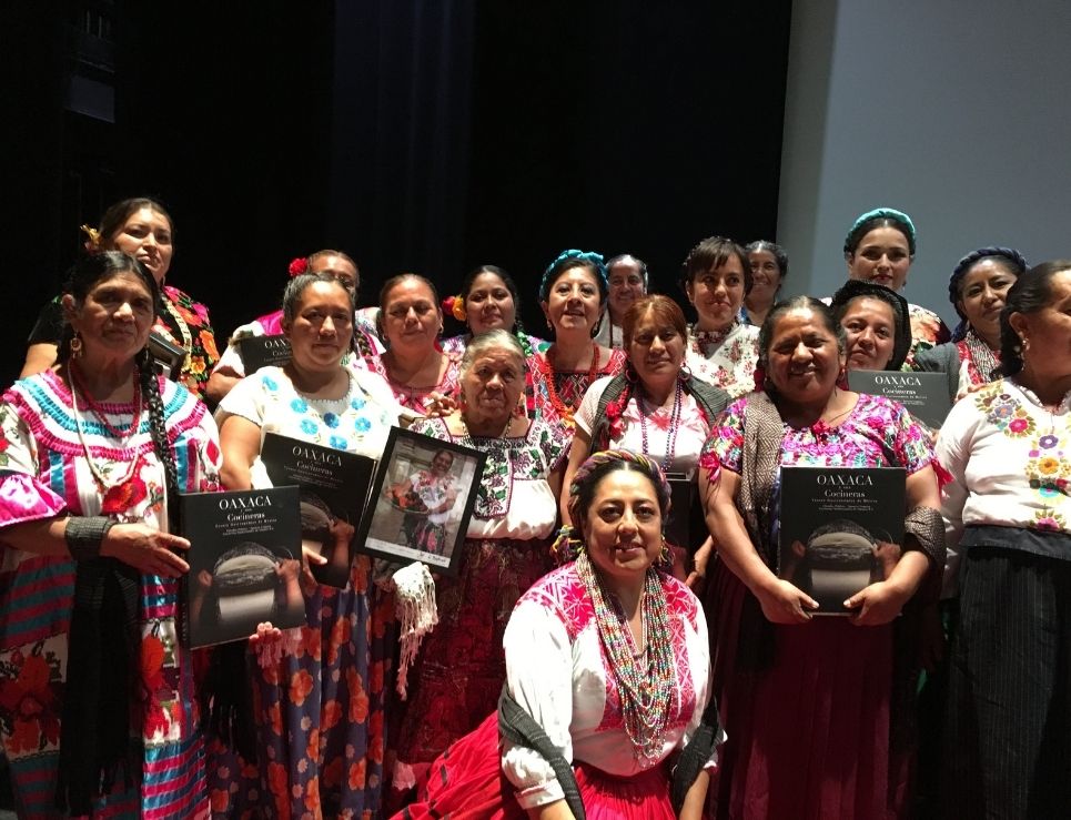 Ganan cocineras de Oaxaca premio en el primer congreso de guisanderas del mundo