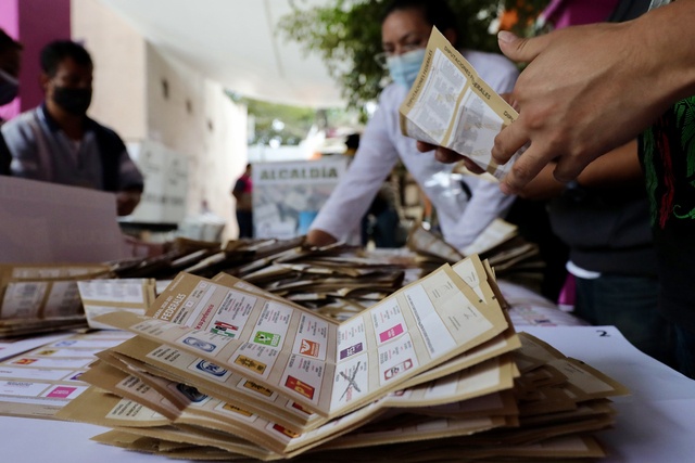 Autoridades electorales analizan avances en derechos políticos de mujeres