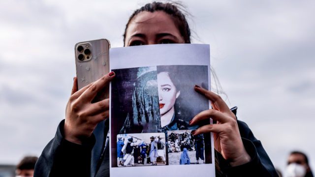 Afganistán: Chile recibirá a familias encabezadas por mujeres que podrían estar en peligro