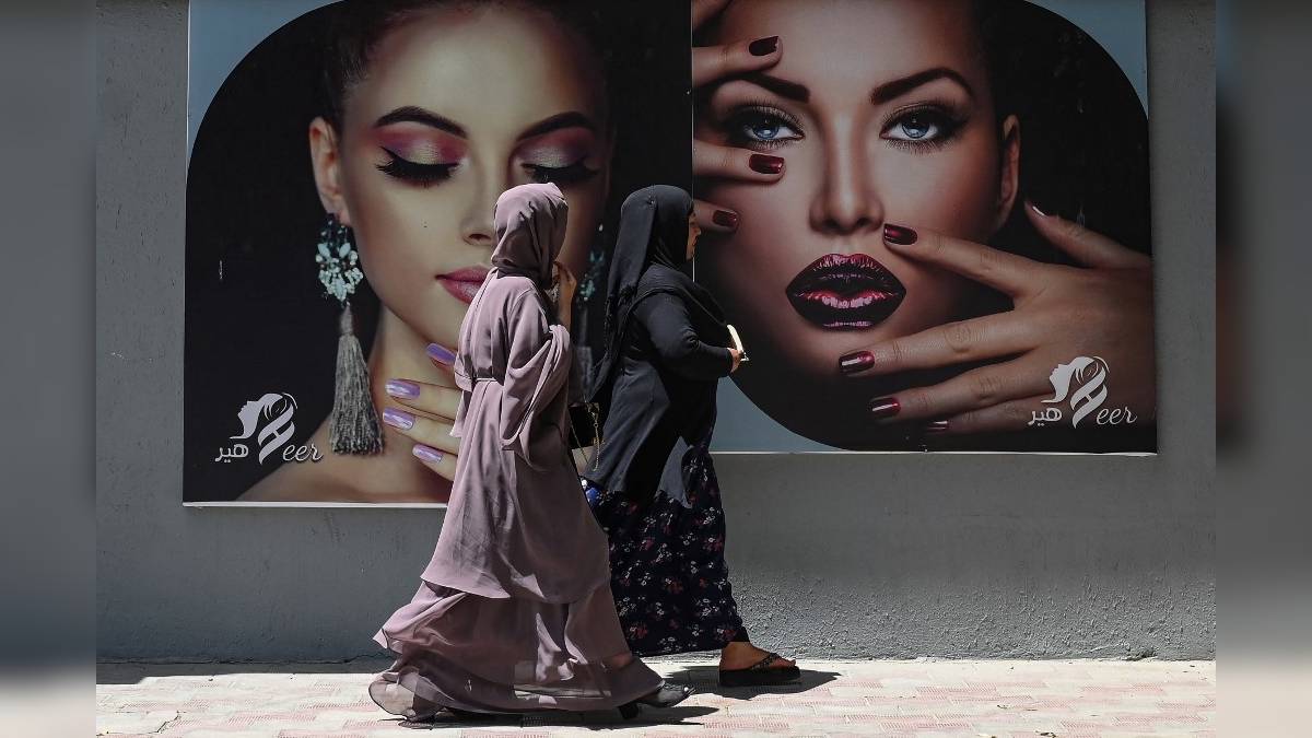 Éstas son 29 restricciones de los talibanes a las mujeres en Afganistán
