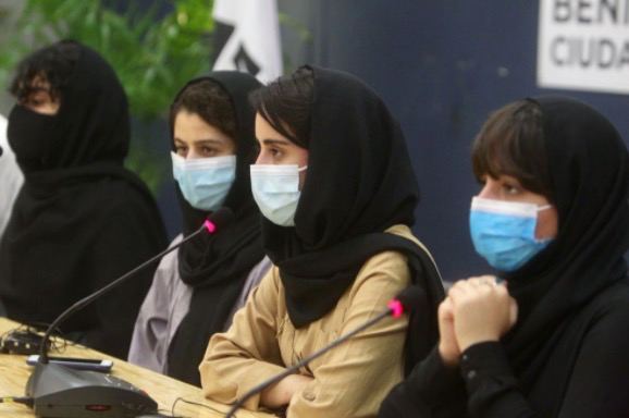 México recibe a cinco mujeres del equipo de robótica de Afganistán