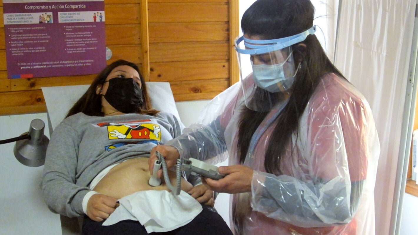 Directora de OPS insta a priorizar a las mujeres embarazadas y lactantes en la vacunación contra COVID-19