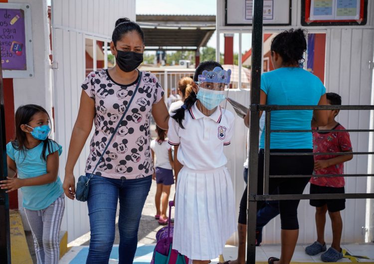 Reapertura de las escuelas facilitará la reinserción laboral de las mujeres: expertos