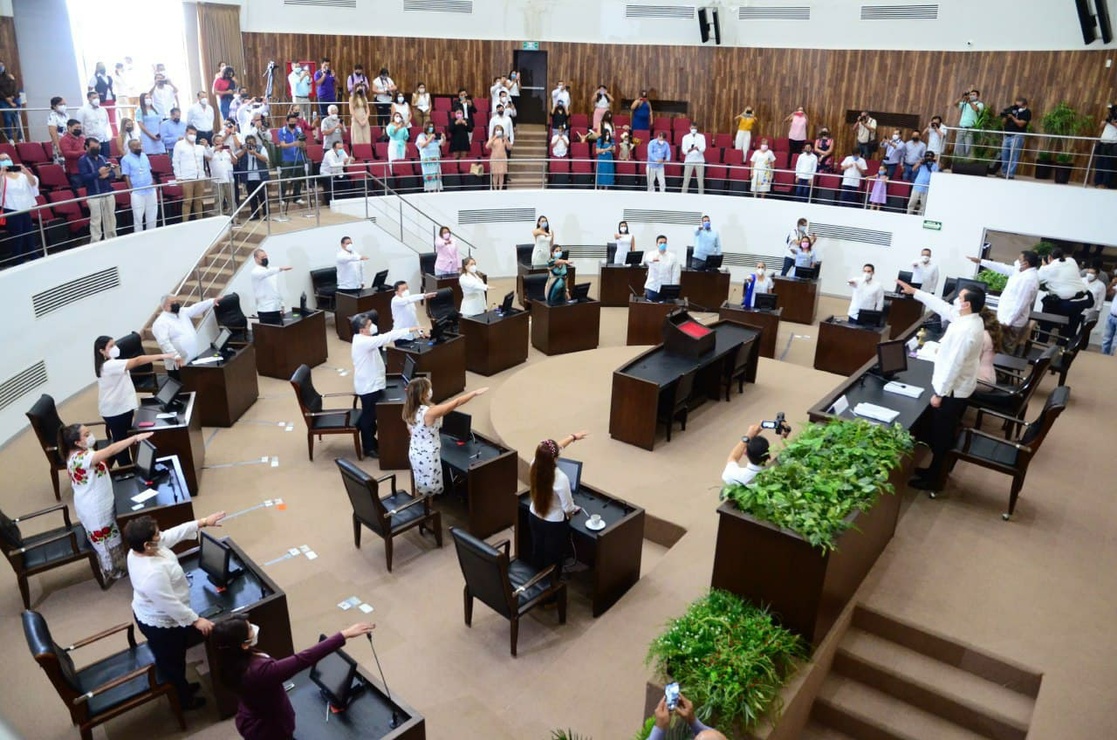 Día histórico en Yucatán: asumen 14 mujeres como diputadas