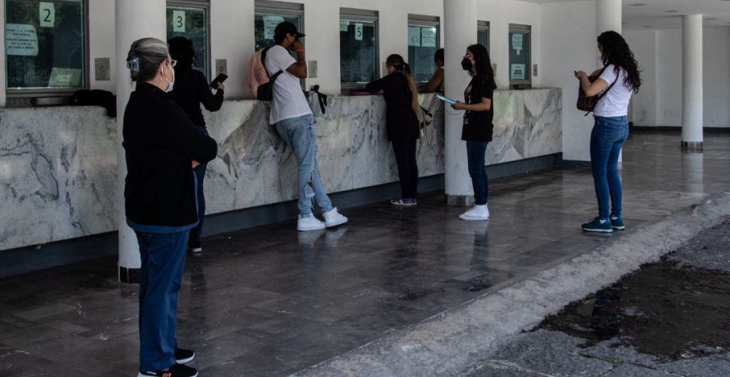 Mujeres en México aventajan a hombres en educación superior pero siguen ganando menos: OCDE