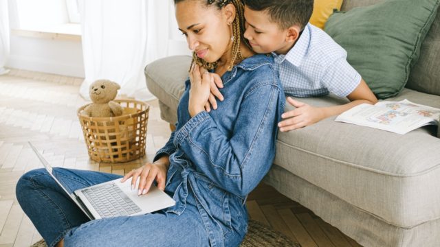 La brecha de género se amplía: 54% de las mujeres líderes se sienten exhaustas