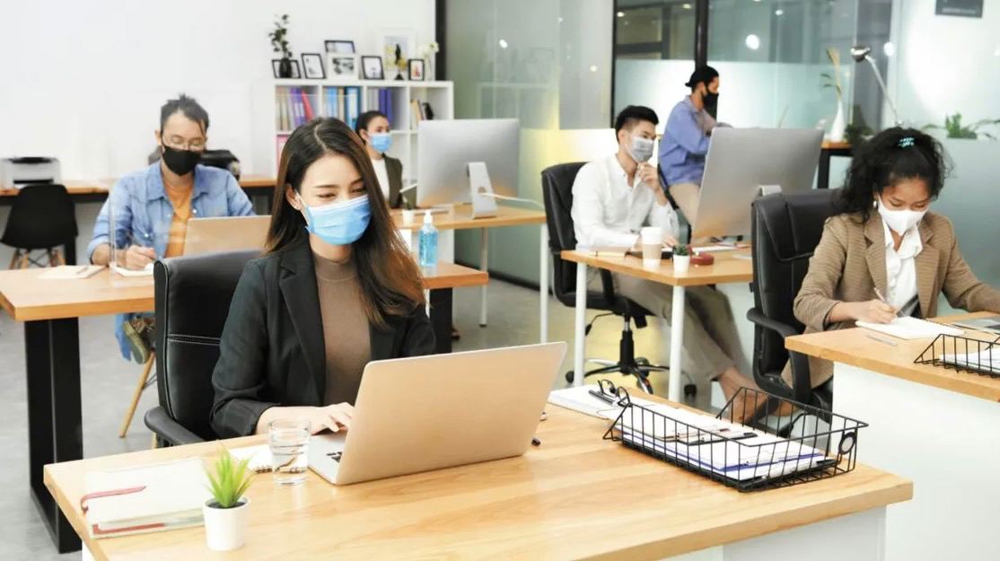 Hombres y mujeres tienen diferentes motivos para regresar a las oficinas después del confinamiento