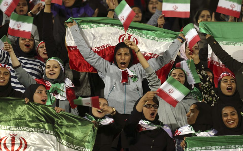 Mujeres iraníes regresan a los estadios tras dos años de ausencia