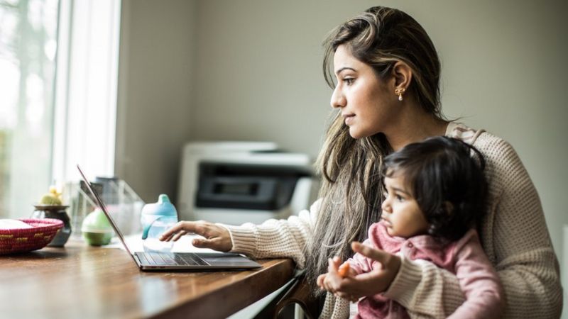 Trabajo híbrido: «Las mujeres se ven mucho más afectadas que los hombres»