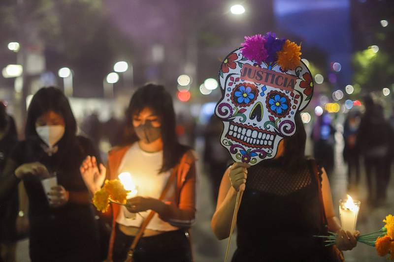 ‘Ni una mujer más’: Catrinas marchan en la CDMX para exigir un alto a los feminicidios