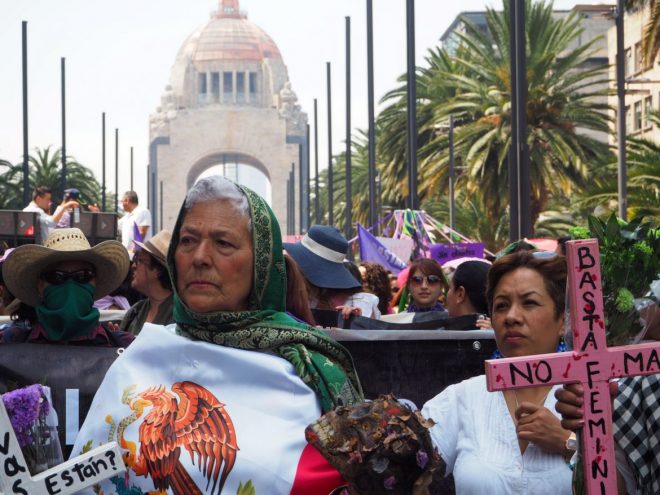 Mujeres acceden a programas prioritarios, pero estos no cierran brechas de desigualdad