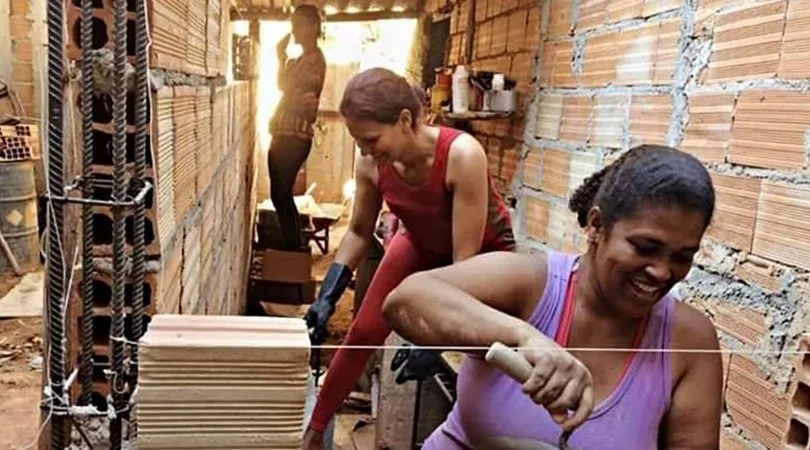 Son arquitectas y enseñan a mujeres a construir sus propias casas: conoce su historia