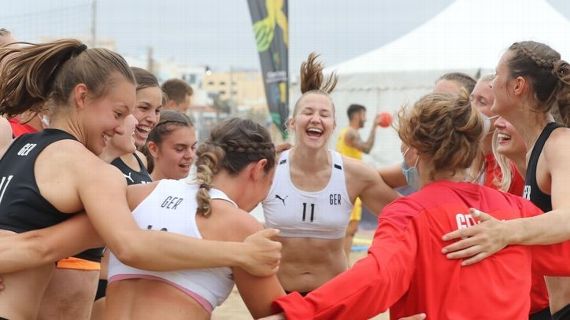 Mujeres podrán usar pantalones cortos en lugar de bikinis en balonmano de playa