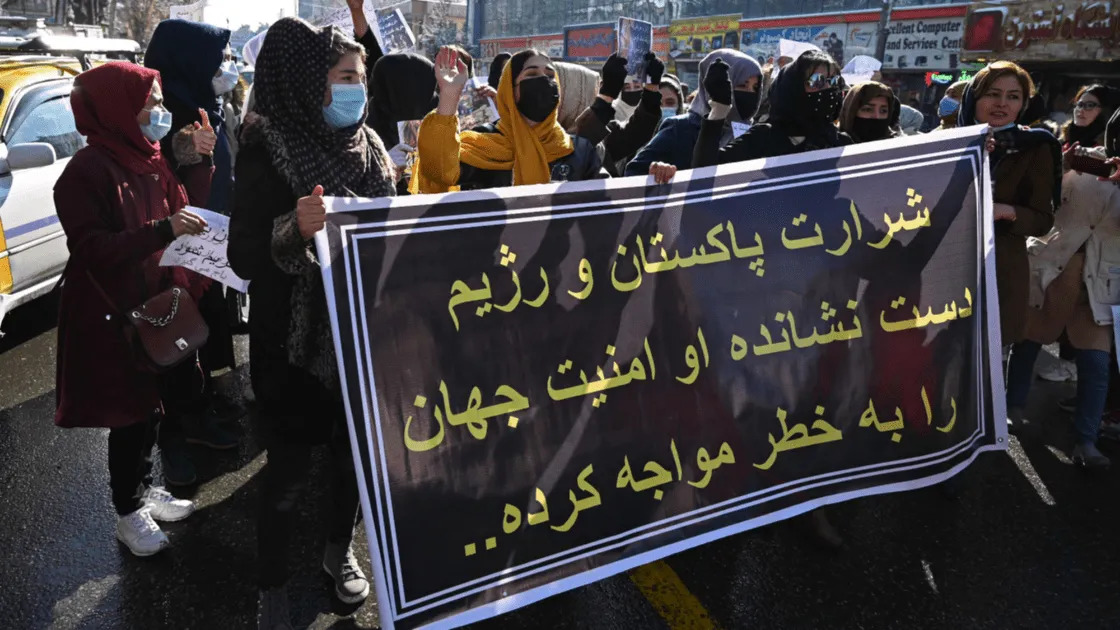Mujeres afganas reclaman derechos y ayuda en marcha aprobada por los talibanes
