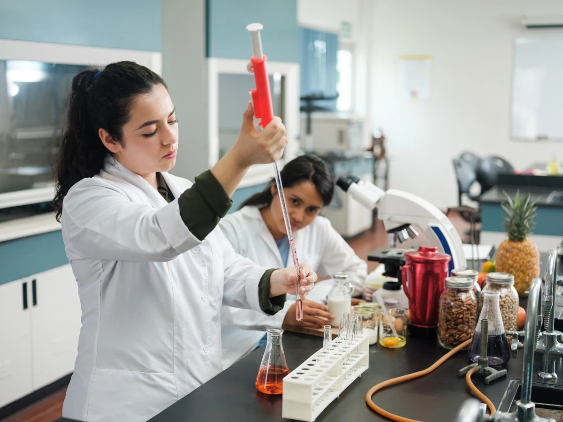 Mujeres en la ciencia y la tecnología: Pilares para el desarrollo de la sociedad