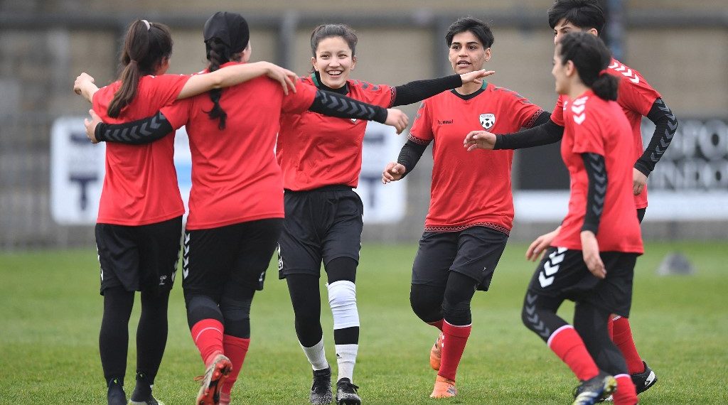 Futbolistas afganas huyen de su país y ya entrenan en estadio de Londres