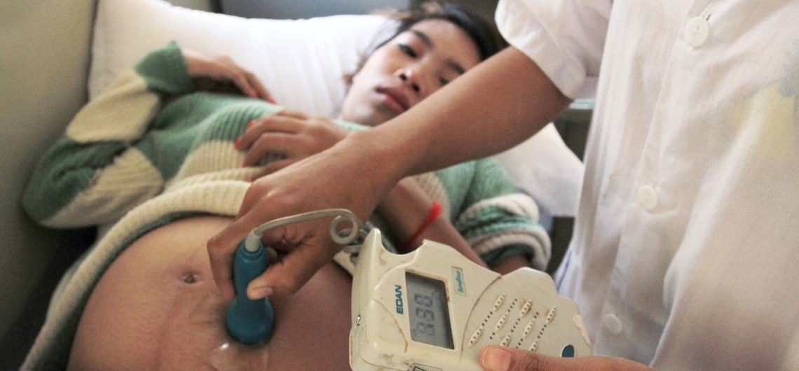 Las mujeres de todo el mundo sufren maltratos durante el parto: OMS