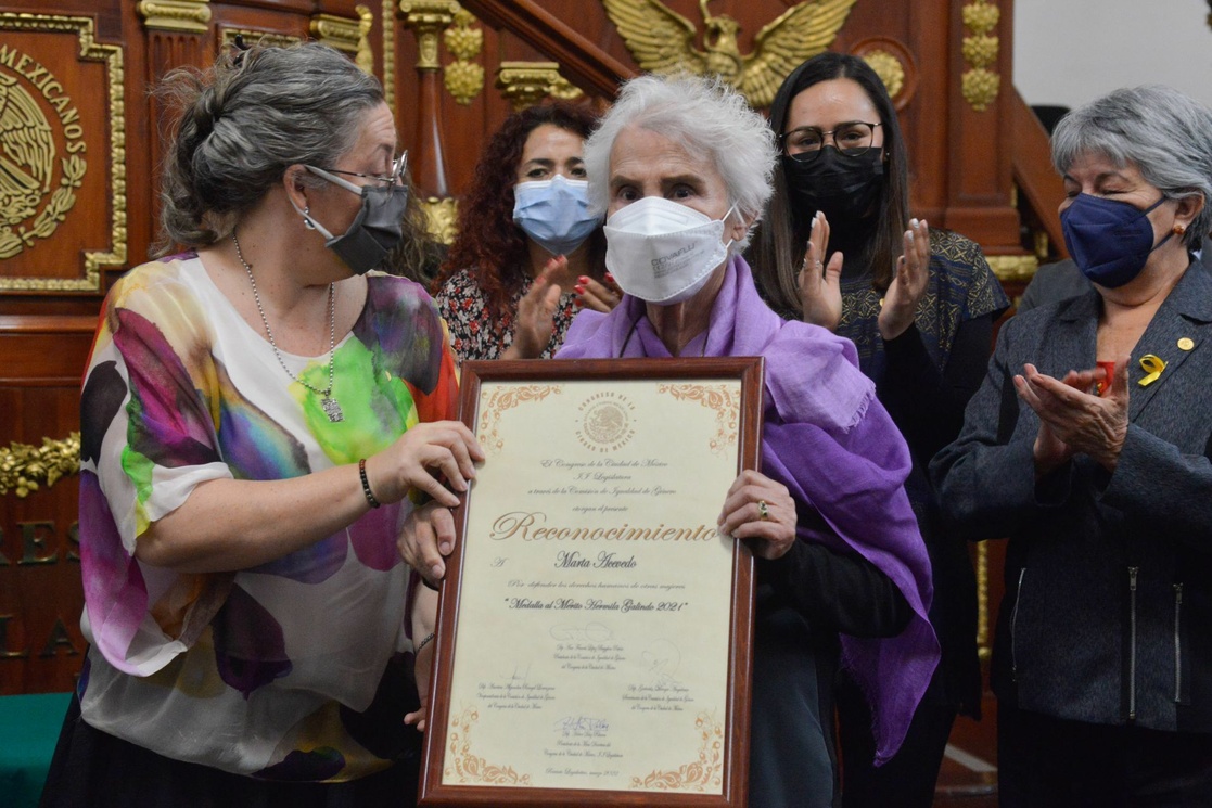 Recibe Marta Acevedo presea por activismo en favor de mujeres