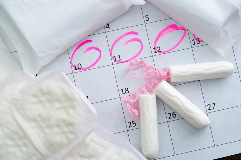 Por qué la menstruación es un factor de desigualdad para millones de personas