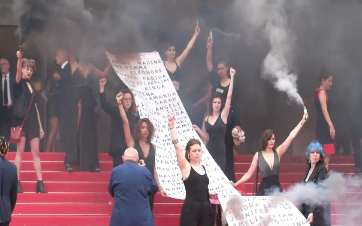 Protesta contra feminicidios se adueña de la alfombra roja de Cannes