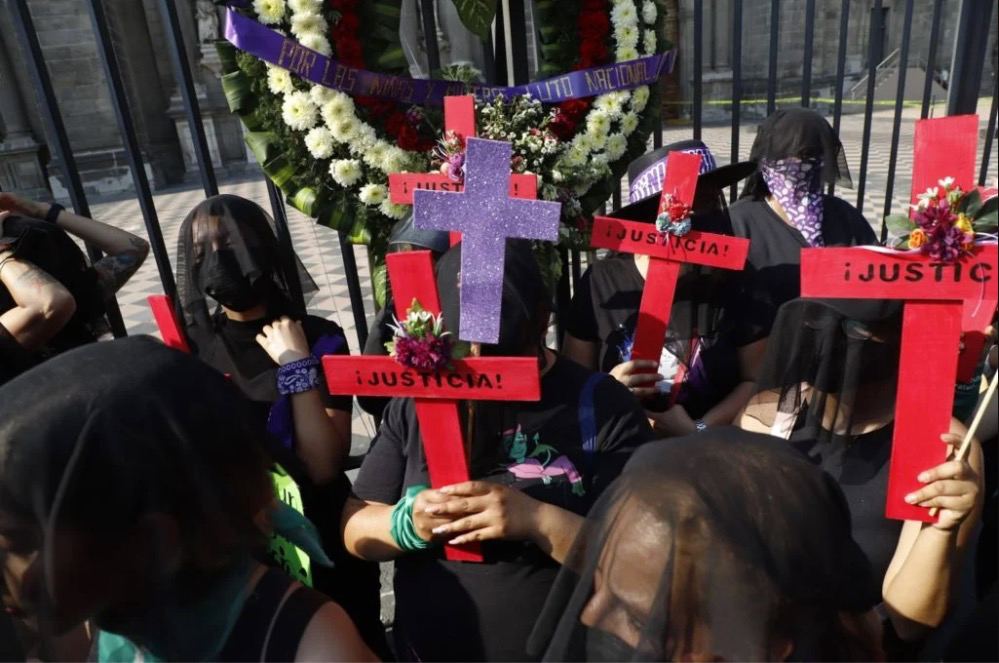 Mujeres declaran luto nacional y marchan para exigir justicia por los feminicidios